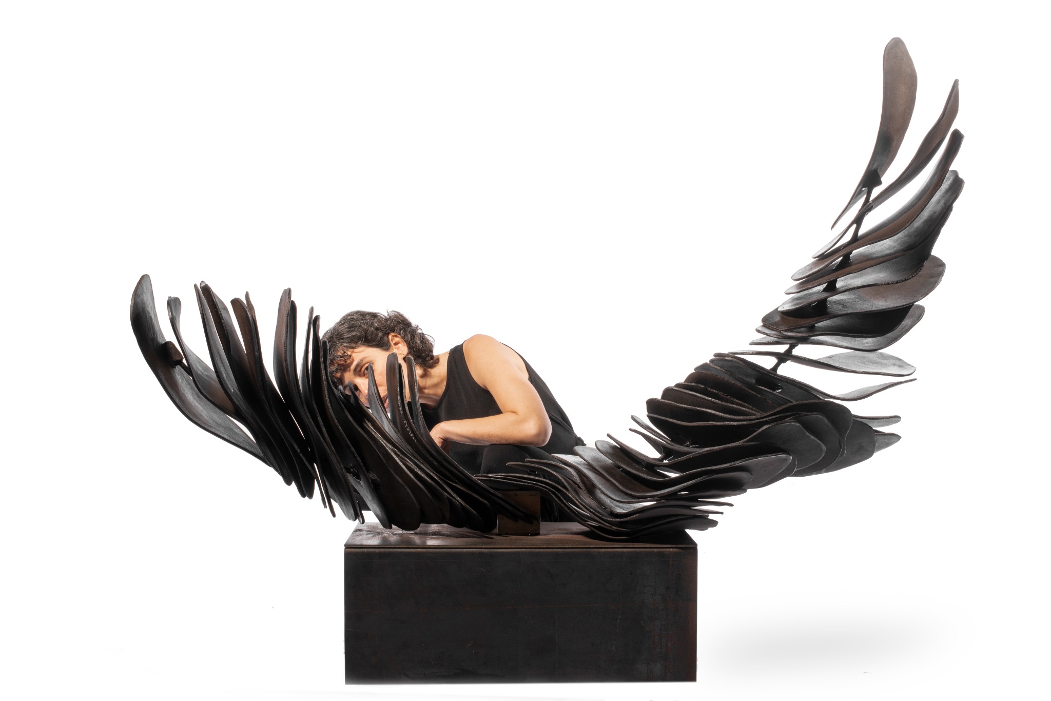 Joana Aleixo com escultura